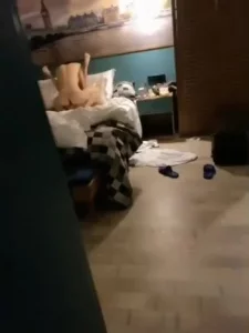 兄弟轻一点，对别人老婆温柔一点！